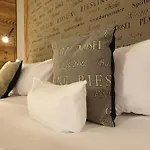 Naegler's Fine Lounge