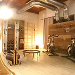 Naegler's Fine Lounge Otel 4*