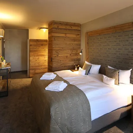 Naegler's Fine Lounge Hotel