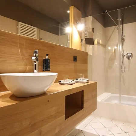 酒店 Naegler's Fine Lounge