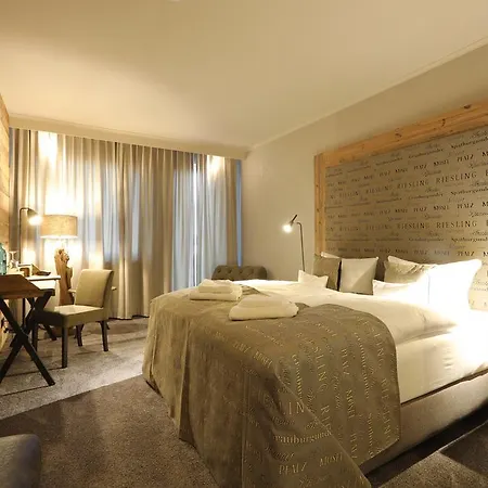 Naegler's Fine Lounge Hotel