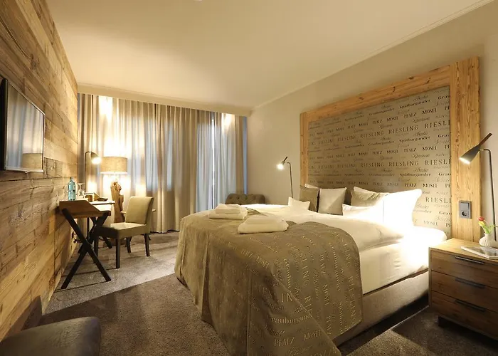 Naegler's Fine Lounge Hotel